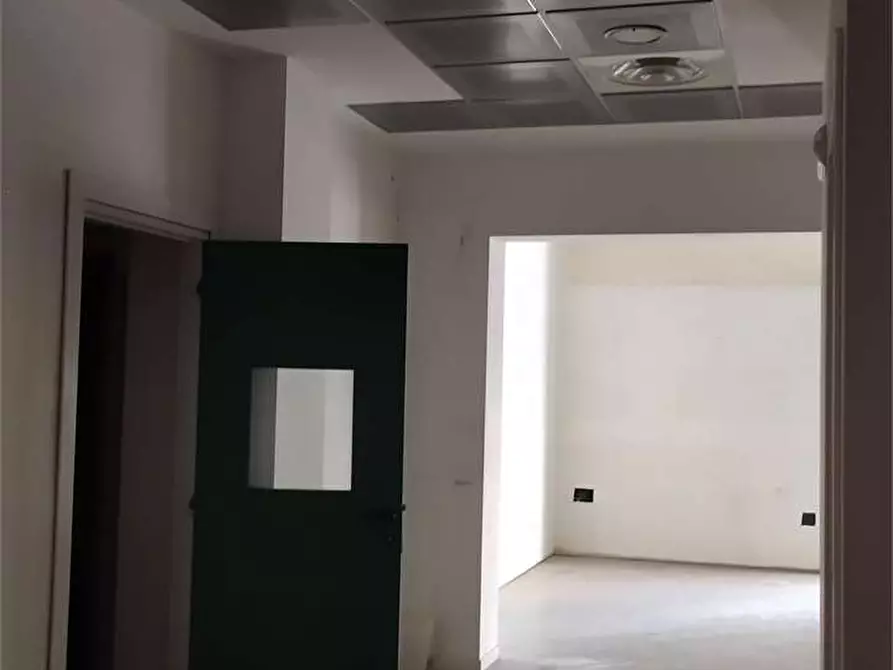 Immagine 6 di Negozio in affitto  in Via Verdi  1 a Livorno