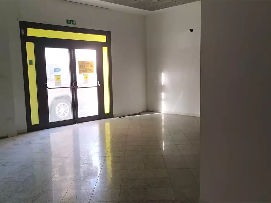 Immagine 10 di Negozio in affitto  in Via Verdi  1 a Livorno