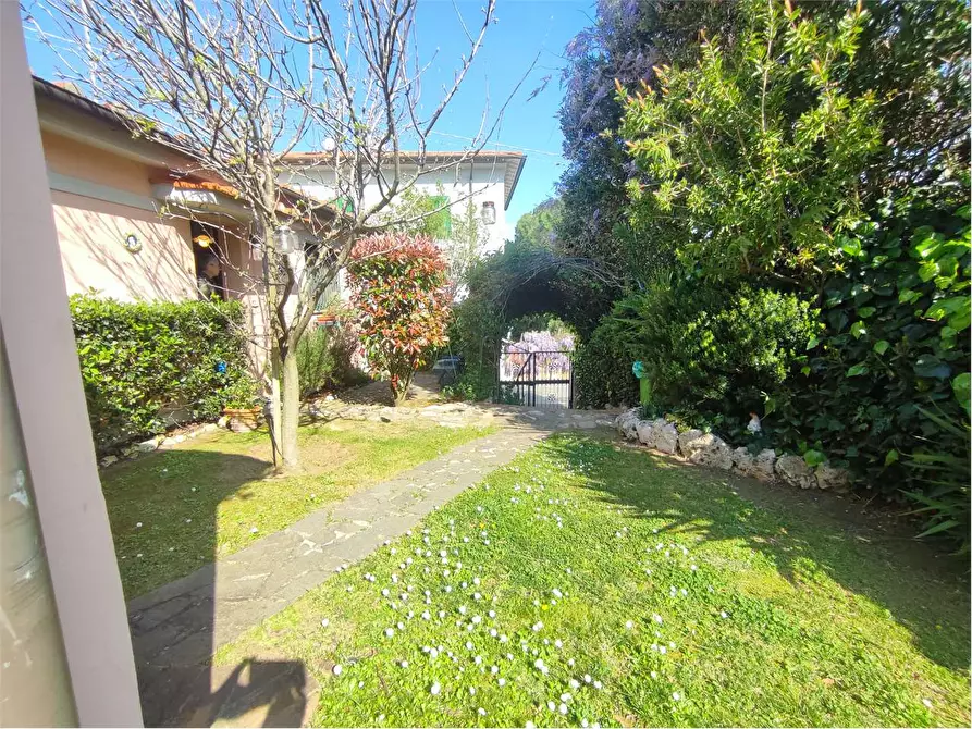 Immagine 7 di Villetta a schiera in vendita  in Via Byron 78 a Livorno