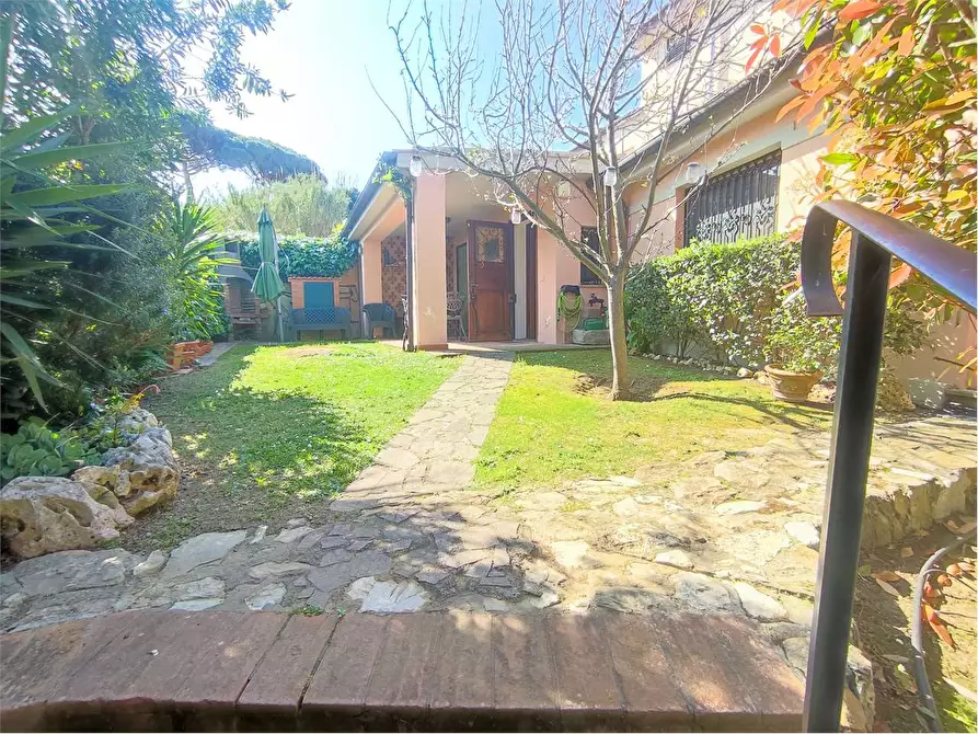 Immagine 2 di Villetta a schiera in vendita  in Via Byron 78 a Livorno