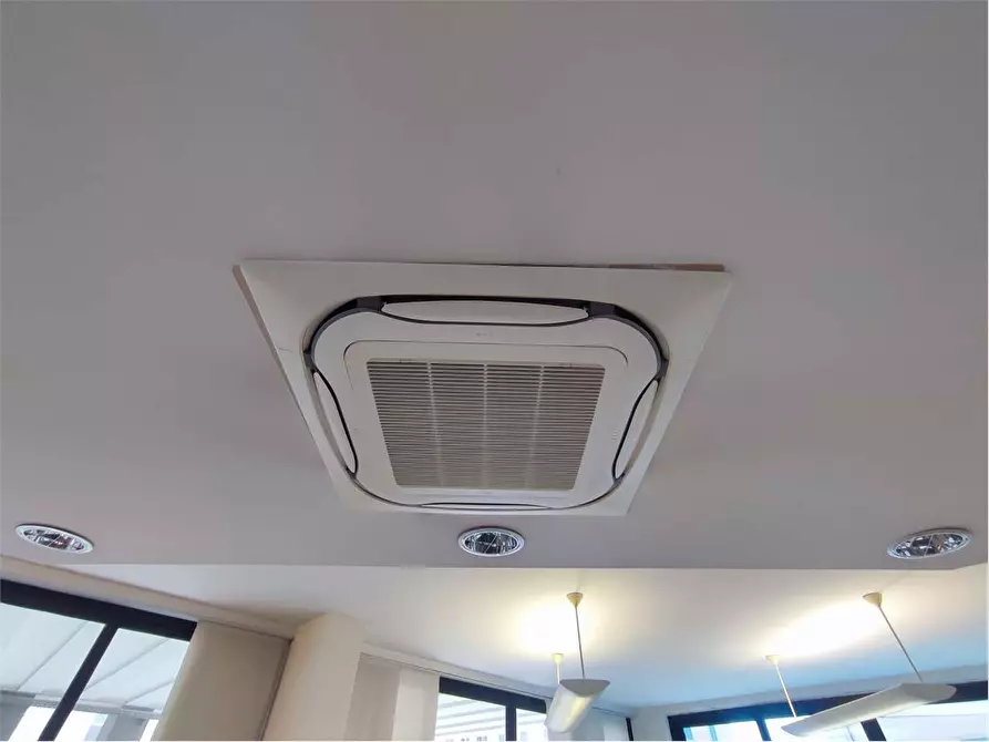 Immagine 11 di Ufficio in vendita  in Via Grande a Livorno