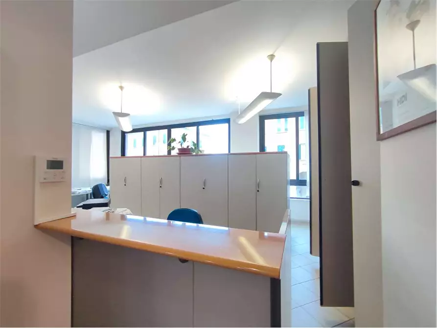 Immagine 3 di Ufficio in vendita  in Via Grande a Livorno