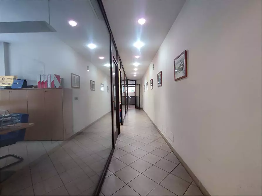 Immagine 17 di Ufficio in vendita  in Via Grande a Livorno