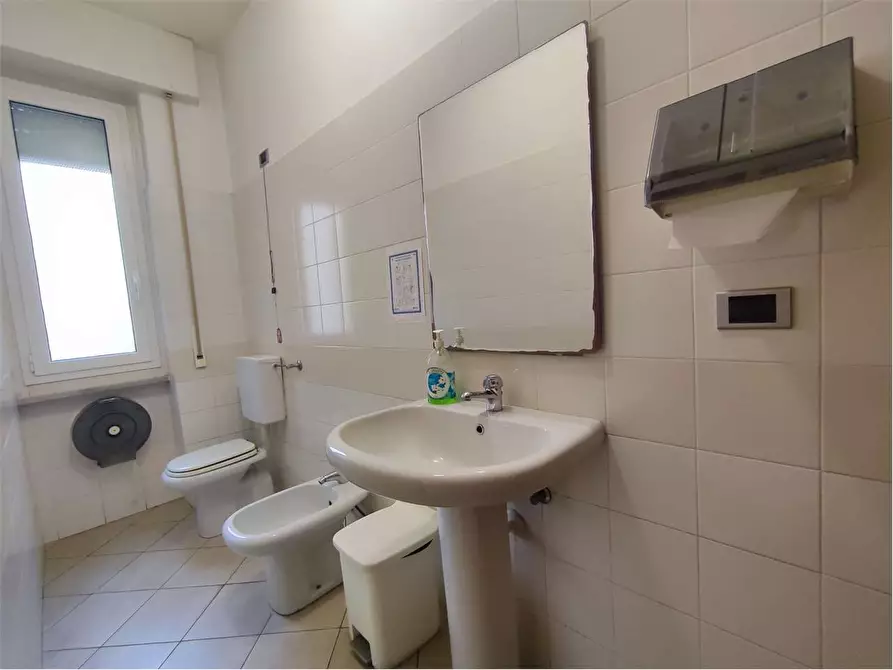 Immagine 19 di Ufficio in vendita  in Via Grande a Livorno