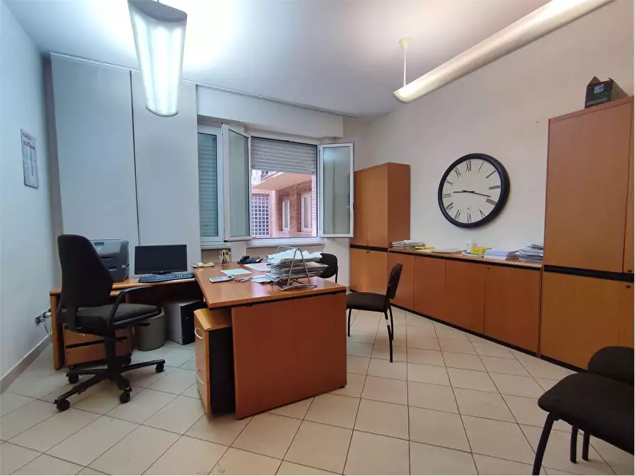 Immagine 10 di Ufficio in vendita  in Via Grande a Livorno