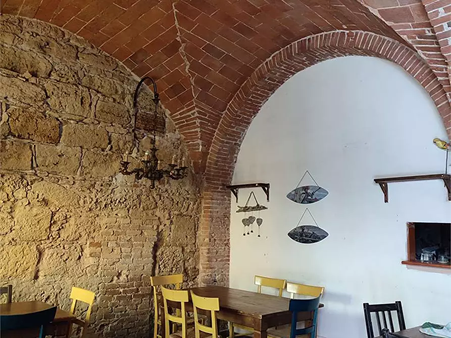 Immagine 1 di Negozio in affitto  in Via della Bastia  27 a Livorno