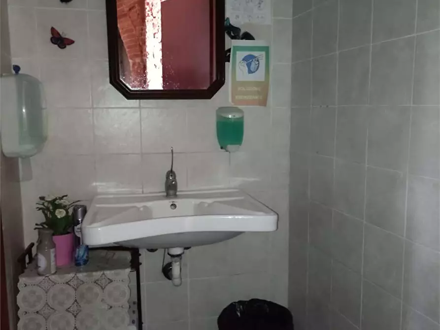 Immagine 17 di Negozio in affitto  in Via della Bastia  27 a Livorno