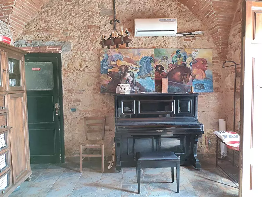 Immagine 5 di Negozio in affitto  in Via della Bastia  27 a Livorno