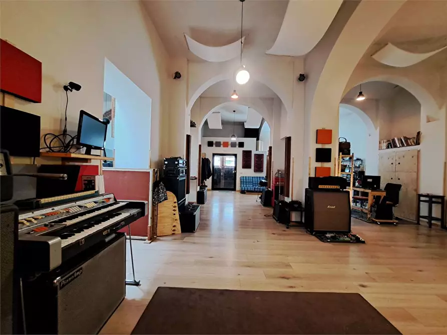 Immagine 1 di Negozio in vendita  in Via del lavoro  a Livorno