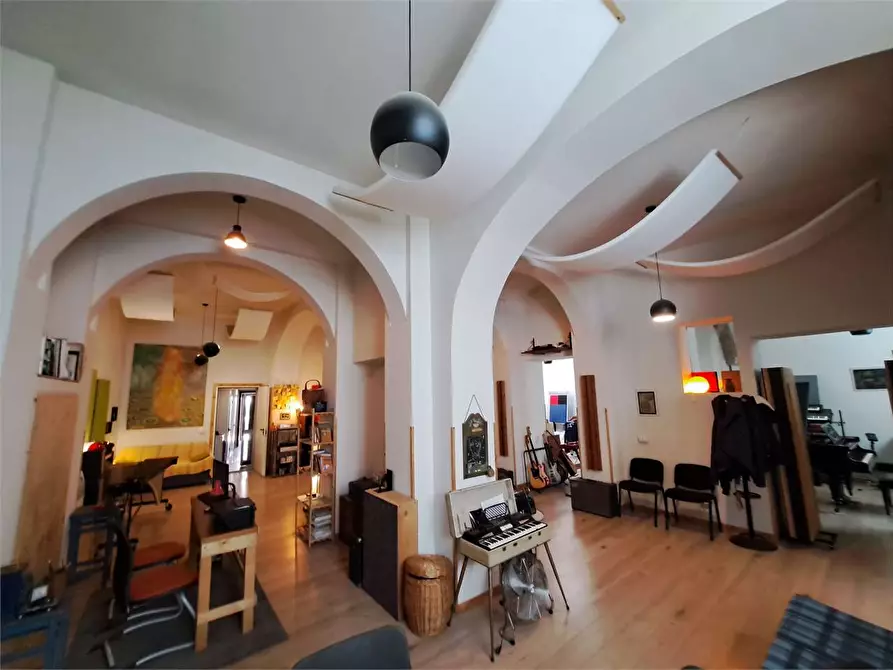 Immagine 2 di Negozio in vendita  in Via del lavoro  a Livorno