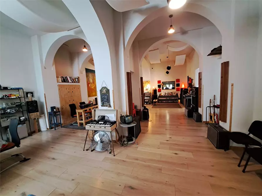 Immagine 4 di Negozio in vendita  in Via del lavoro  a Livorno