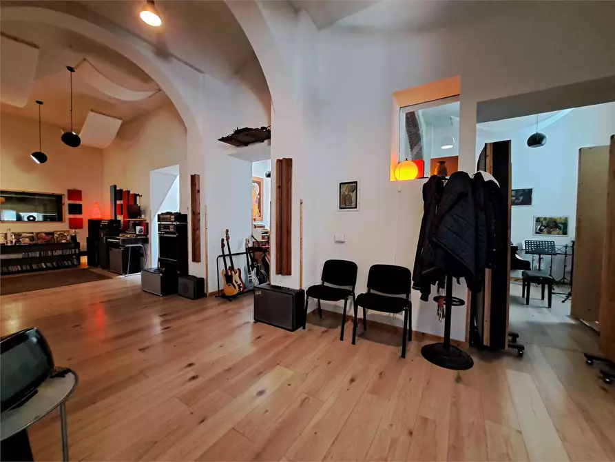 Immagine 7 di Negozio in vendita  in Via del lavoro  a Livorno