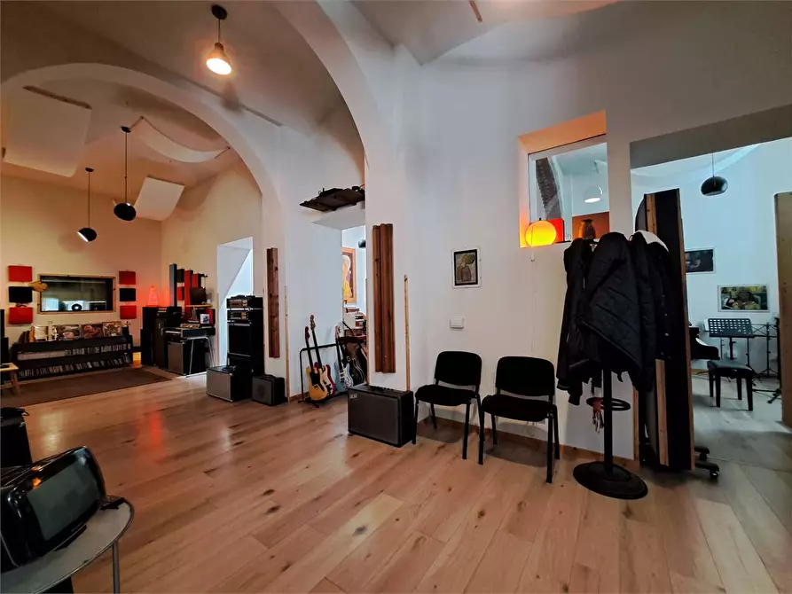 Immagine 8 di Negozio in vendita  in Via del lavoro  a Livorno