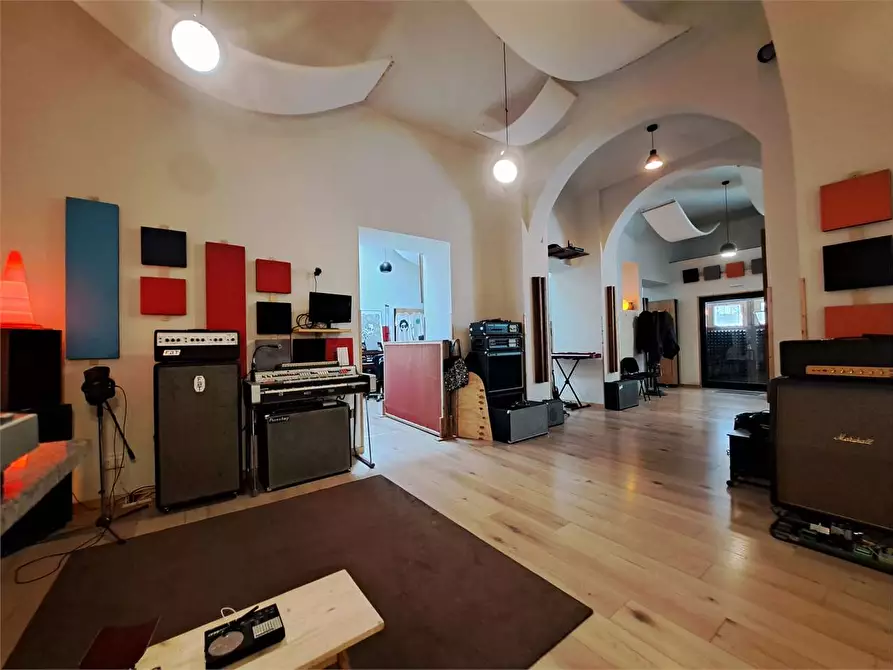 Immagine 11 di Negozio in vendita  in Via del lavoro  a Livorno