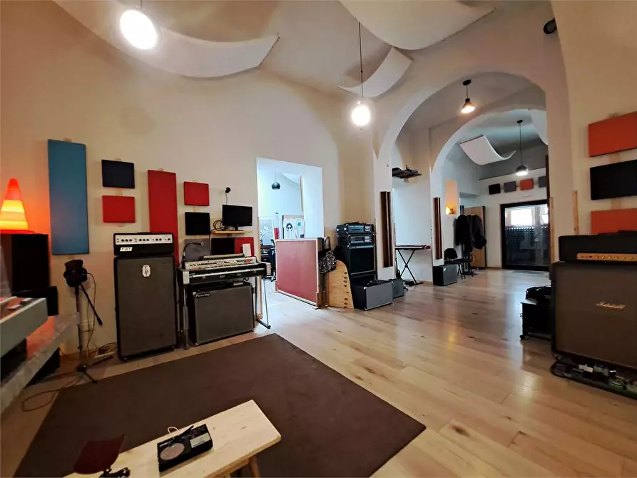 Immagine 12 di Negozio in vendita  in Via del lavoro  a Livorno