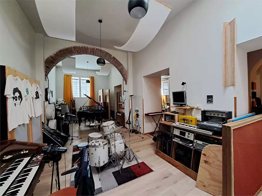 Immagine 14 di Negozio in vendita  in Via del lavoro  a Livorno