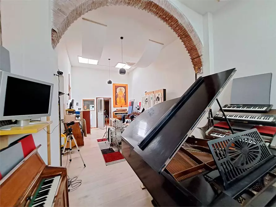 Immagine 15 di Negozio in vendita  in Via del lavoro  a Livorno