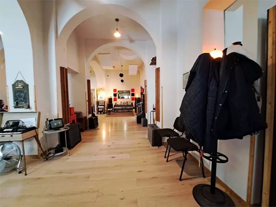 Immagine 17 di Negozio in vendita  in Via del lavoro  a Livorno
