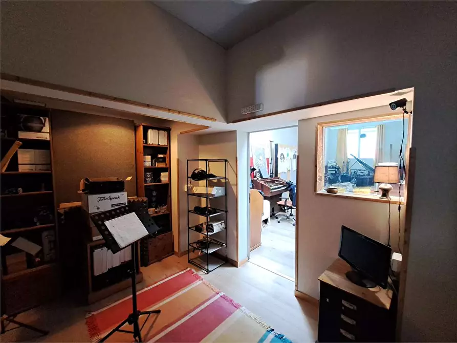 Immagine 19 di Negozio in vendita  in Via del lavoro  a Livorno