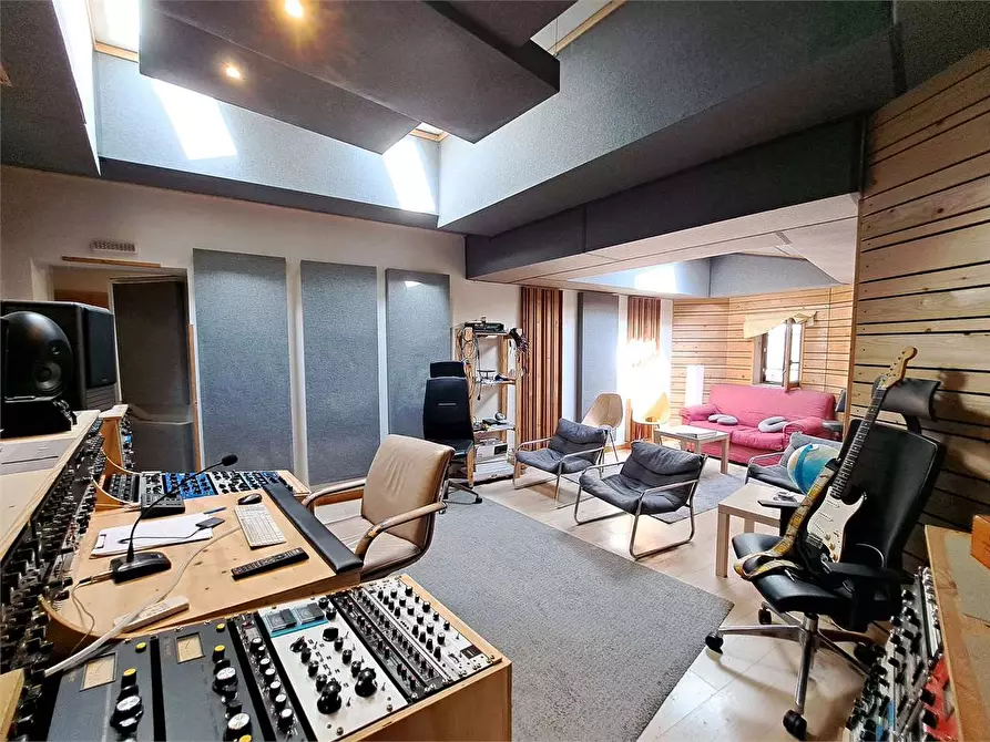 Immagine 21 di Negozio in vendita  in Via del lavoro  a Livorno