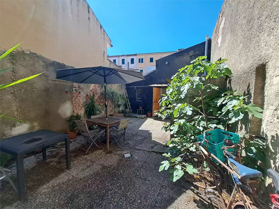 Immagine 28 di Negozio in vendita  in Via del lavoro  a Livorno