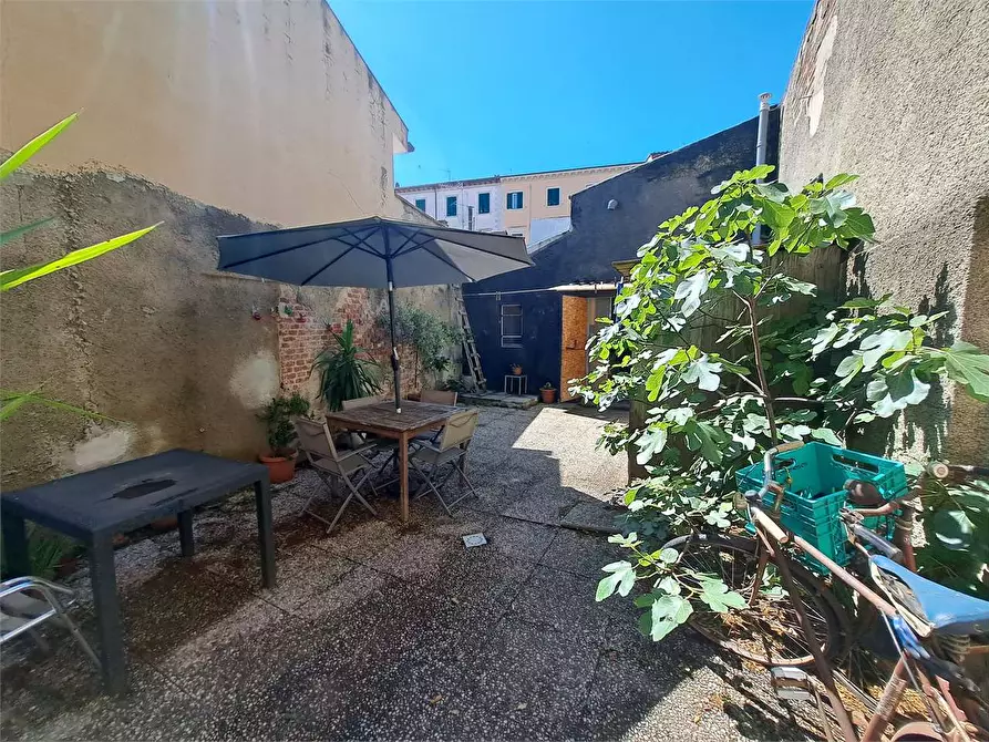 Immagine 29 di Negozio in vendita  in Via del lavoro  a Livorno