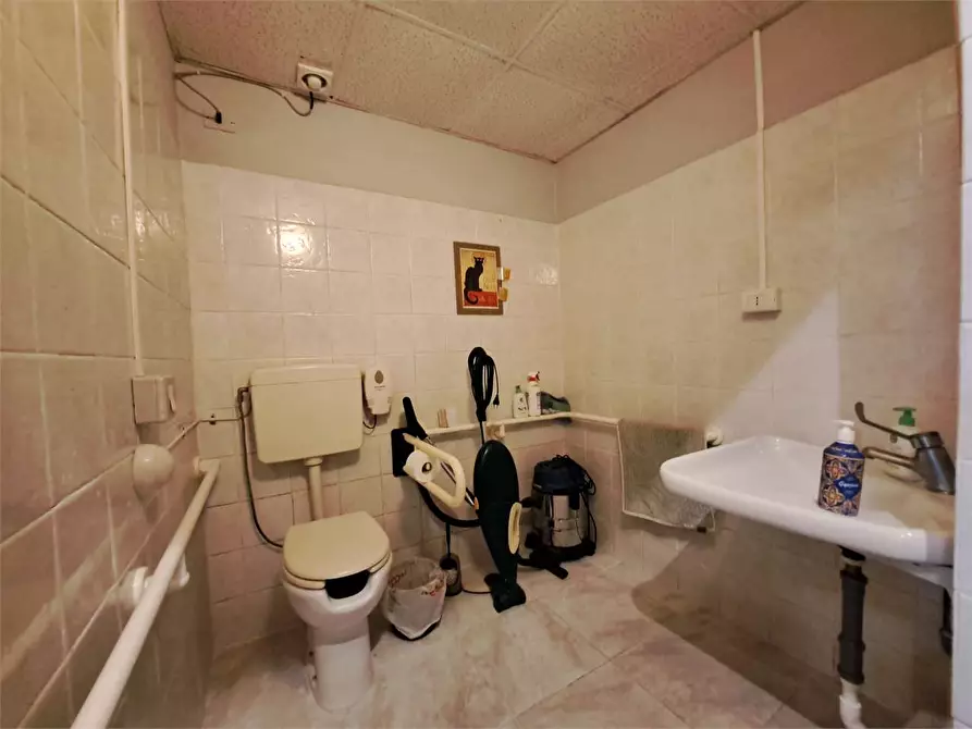 Immagine 30 di Negozio in vendita  in Via del lavoro  a Livorno