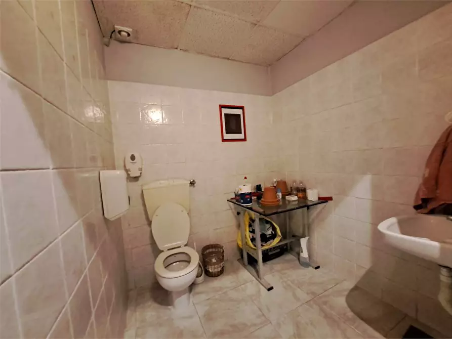 Immagine 31 di Negozio in vendita  in Via del lavoro  a Livorno