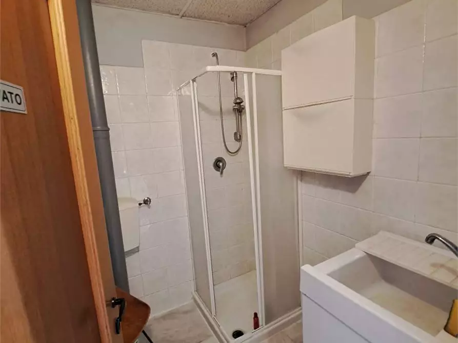 Immagine 32 di Negozio in vendita  in Via del lavoro  a Livorno