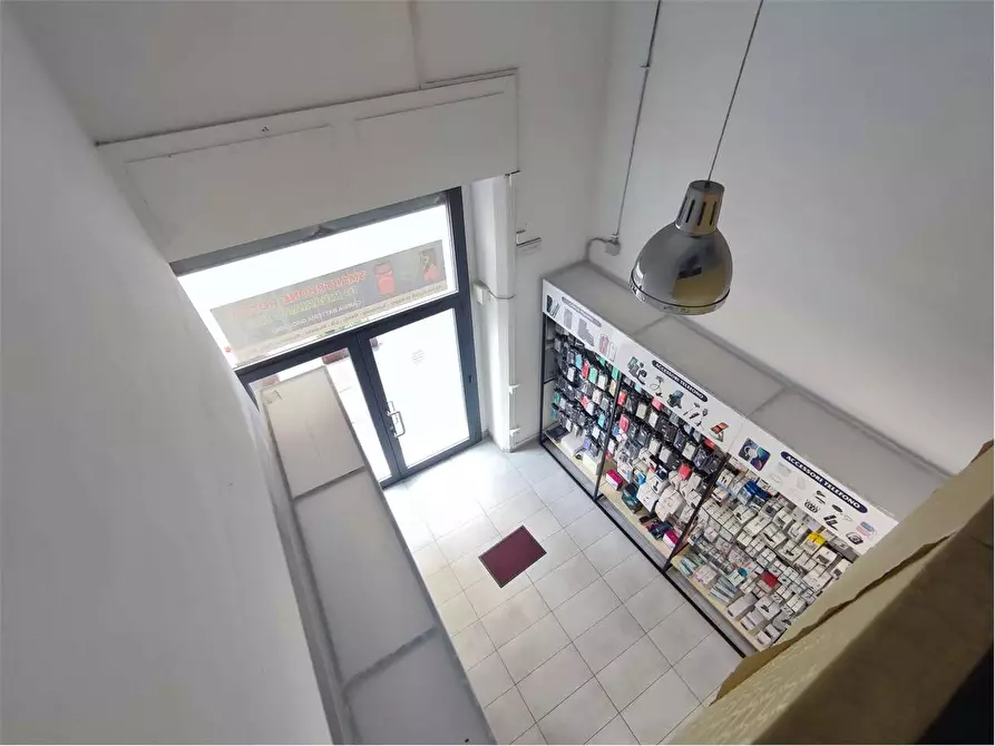 Immagine 8 di Negozio in affitto  in Via Marradi  a Livorno