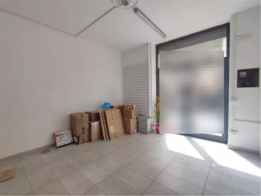 Immagine 11 di Negozio in affitto  in Via Marradi  a Livorno