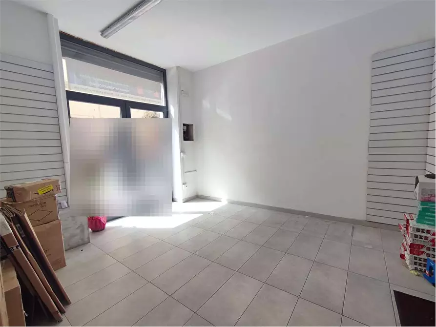 Immagine 21 di Negozio in affitto  in Via Marradi  a Livorno