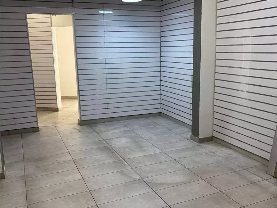 Immagine 1 di Negozio in affitto  in Via Marradi  a Livorno