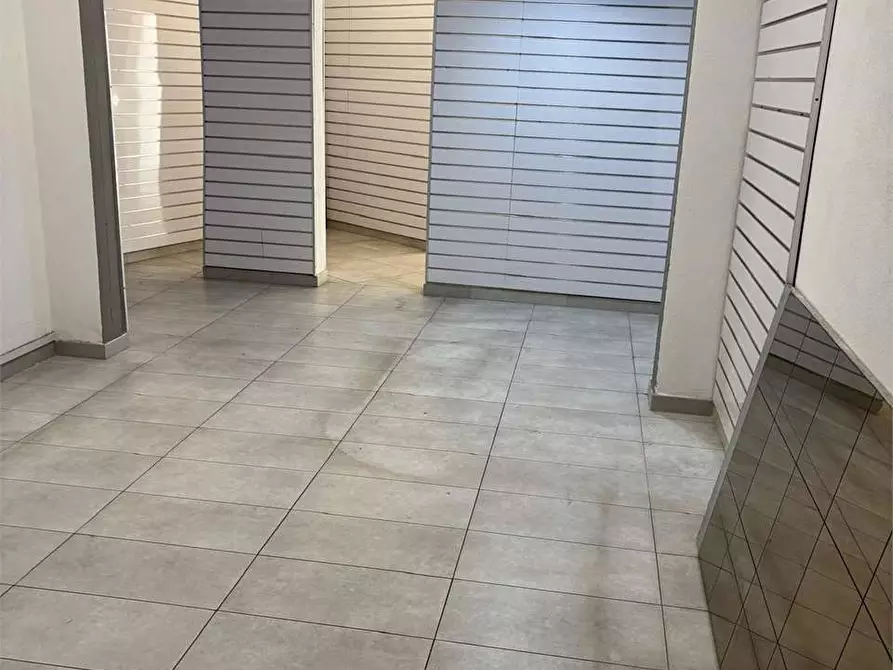 Immagine 2 di Negozio in affitto  in Via Marradi  a Livorno