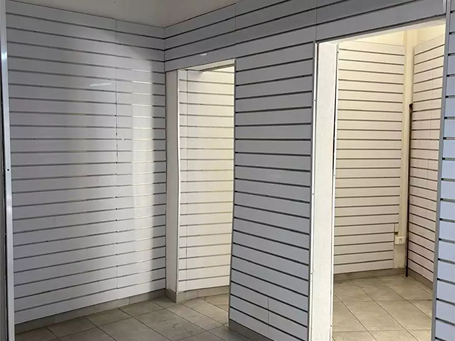 Immagine 3 di Negozio in affitto  in Via Marradi  a Livorno