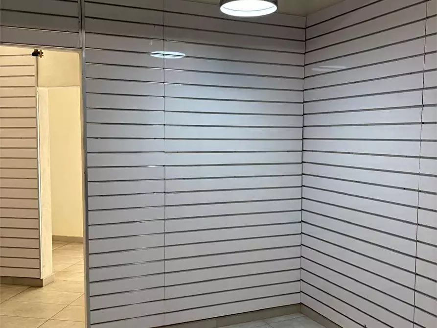 Immagine 5 di Negozio in affitto  in Via Marradi  a Livorno