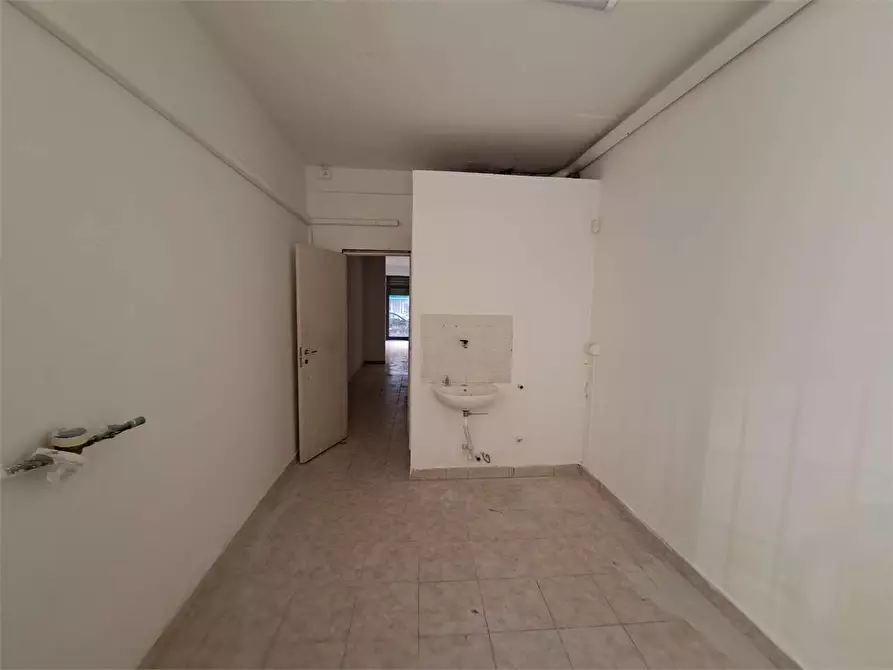 Immagine 6 di Negozio in affitto  in Via de lardarel a Livorno
