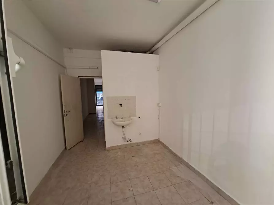 Immagine 7 di Negozio in affitto  in Via de lardarel a Livorno