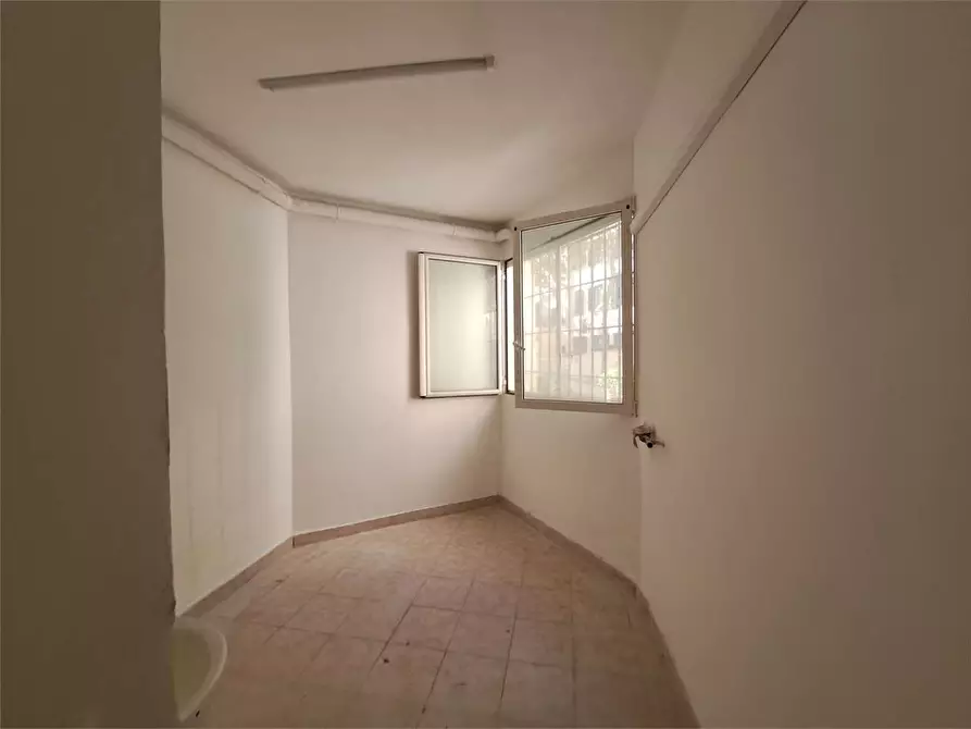 Immagine 8 di Negozio in affitto  in Via de lardarel a Livorno