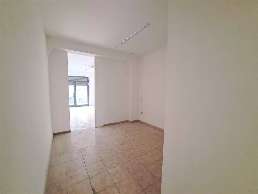 Immagine 9 di Negozio in affitto  in Via de lardarel a Livorno