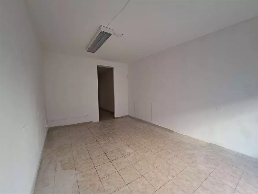 Immagine 15 di Negozio in affitto  in Via de lardarel a Livorno