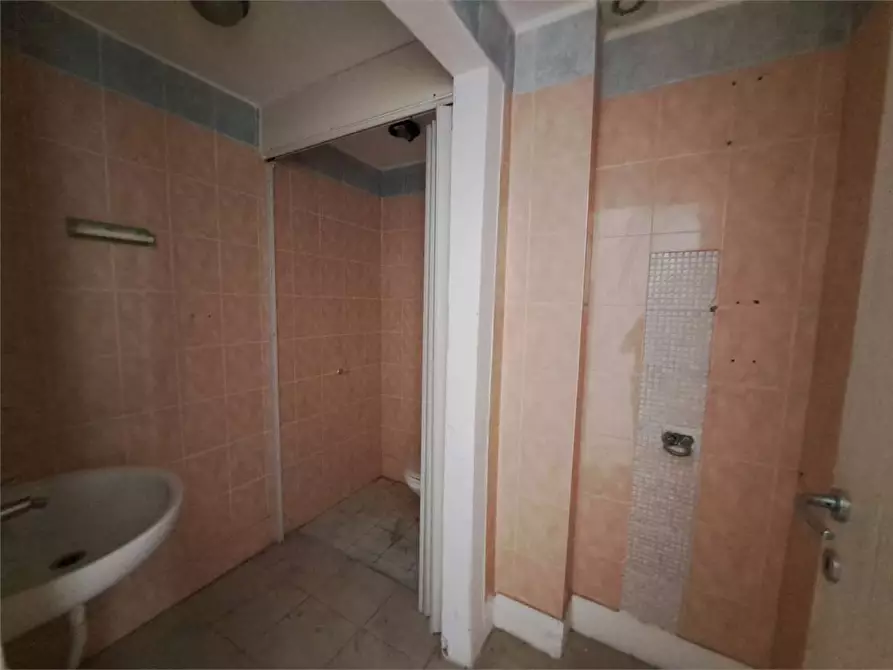 Immagine 16 di Negozio in affitto  in Via de lardarel a Livorno
