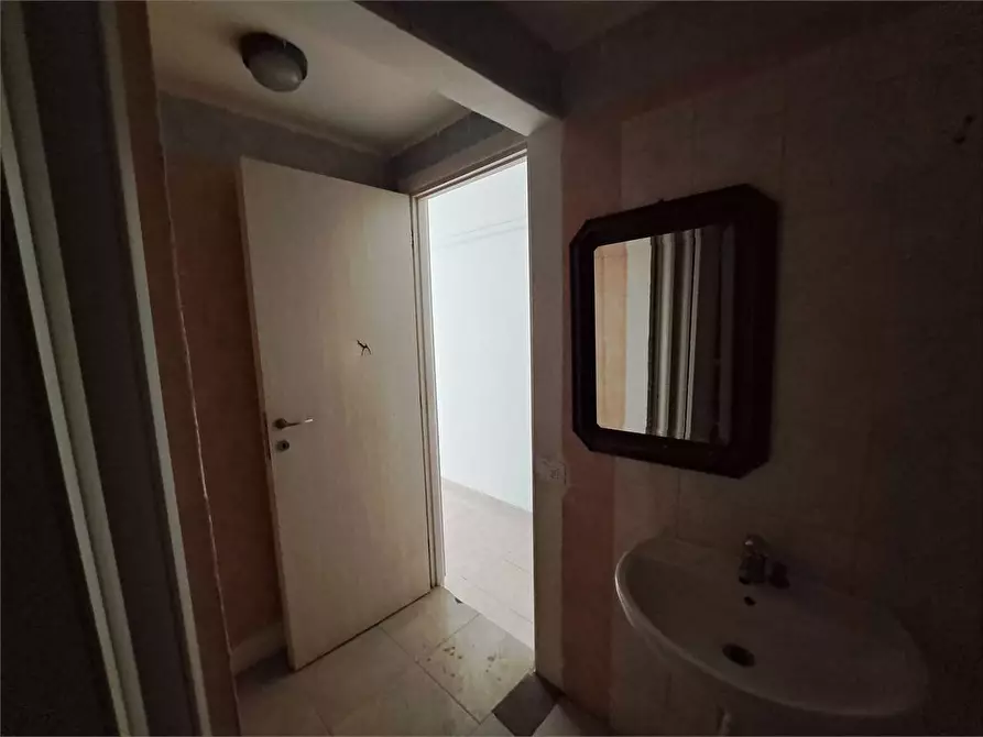 Immagine 17 di Negozio in affitto  in Via de lardarel a Livorno