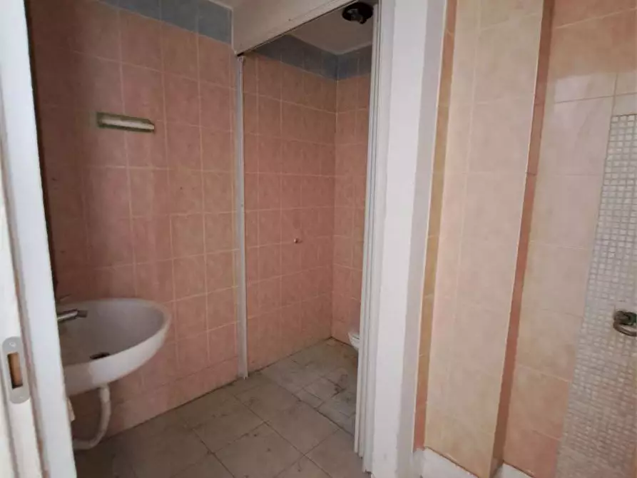 Immagine 18 di Negozio in affitto  in Via de lardarel a Livorno