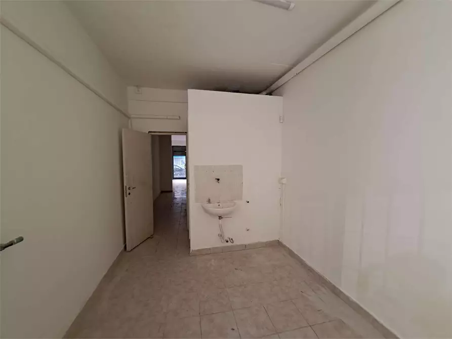 Immagine 20 di Negozio in affitto  in Via de lardarel a Livorno