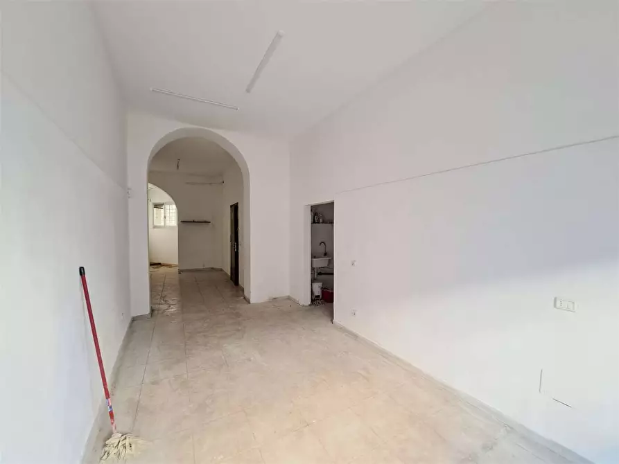 Immagine 2 di Negozio in affitto  in Via De Larderel  30 a Livorno