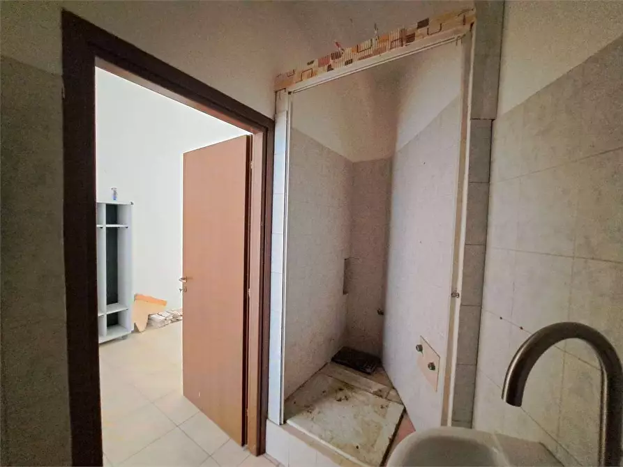 Immagine 16 di Negozio in affitto  in Via De Larderel  30 a Livorno