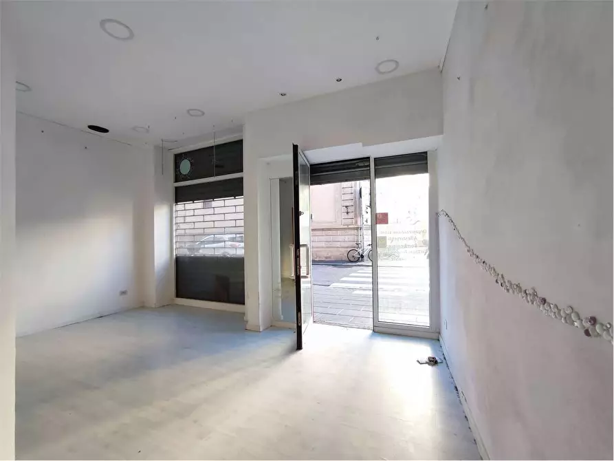 Immagine 1 di Negozio in affitto  in Via delle bandiere  42 a Livorno