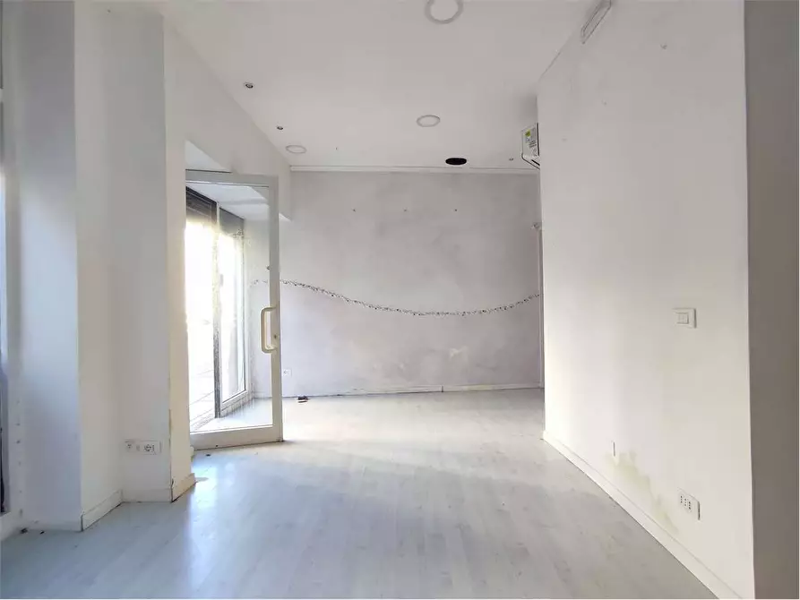 Immagine 5 di Negozio in affitto  in Via delle bandiere  42 a Livorno