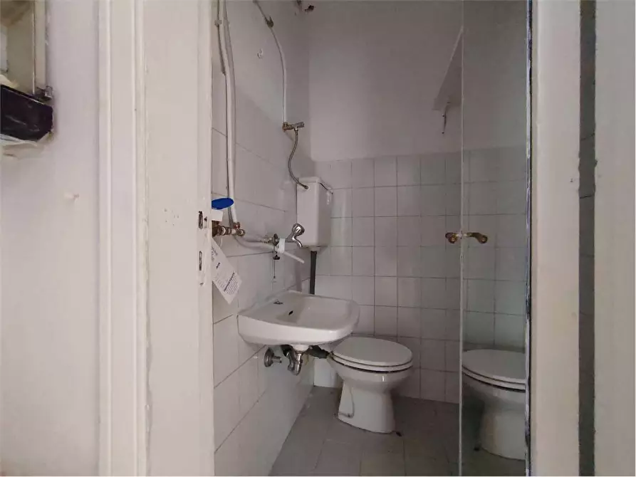 Immagine 13 di Negozio in affitto  in Via delle bandiere  42 a Livorno